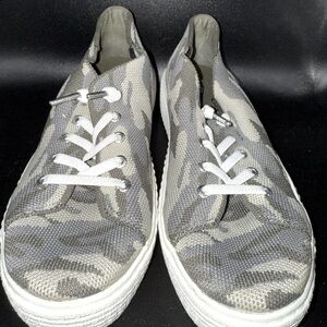 Steve Madden Maygee Green Camo Slip-On Sneakers – Women’s Size 7.5 US